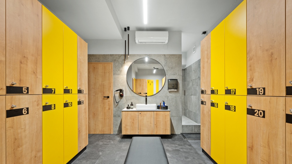 kruhové zrcadlo, skříňky, šatna