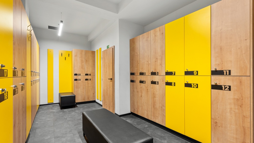 šatna, taburet, věšáky