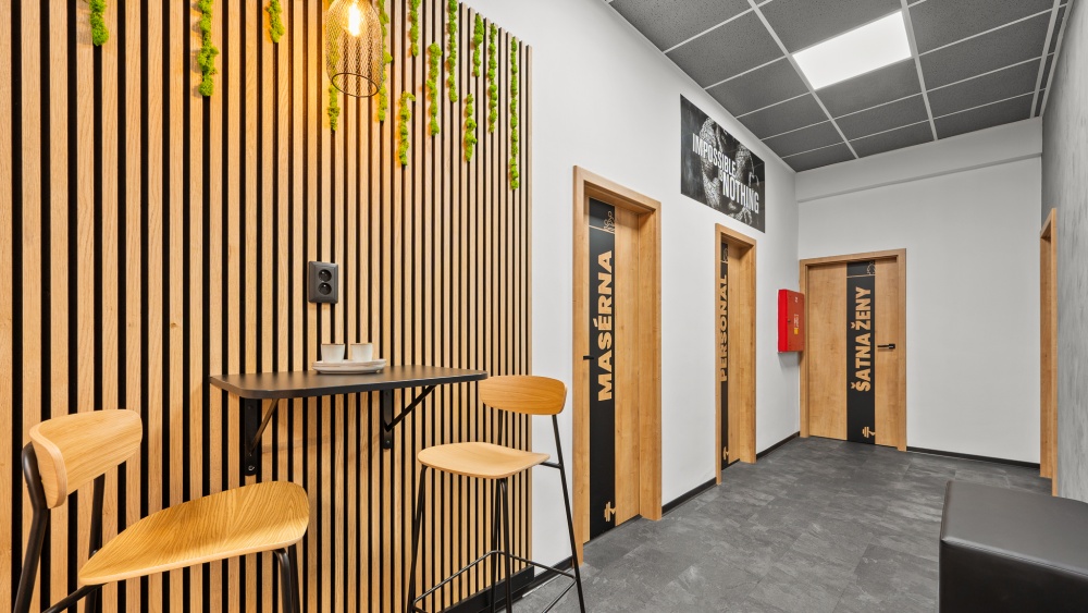 posezení, barové židle, nápisy na dveře, mech