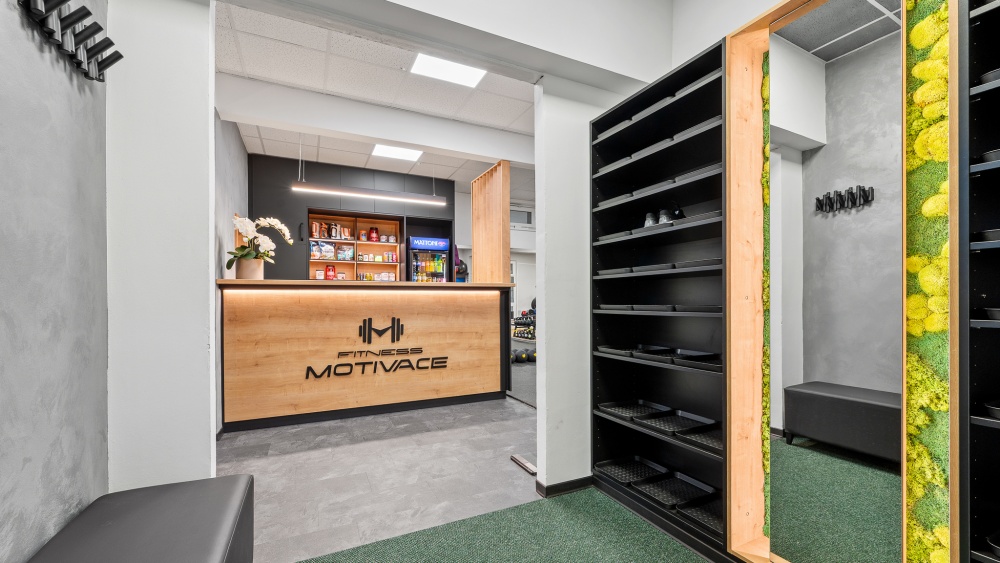 mechová stěna, pult, předsíň, botník 