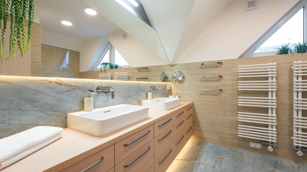 podsvícená světla, modrý mramor, kovová doplňky 