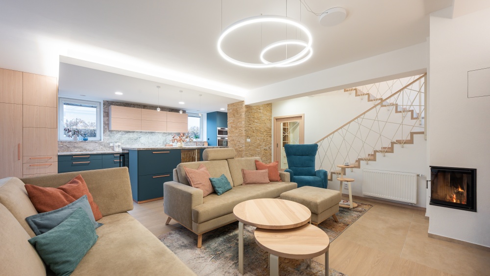 sedačka polstrin, mramor, barevná kuchyň