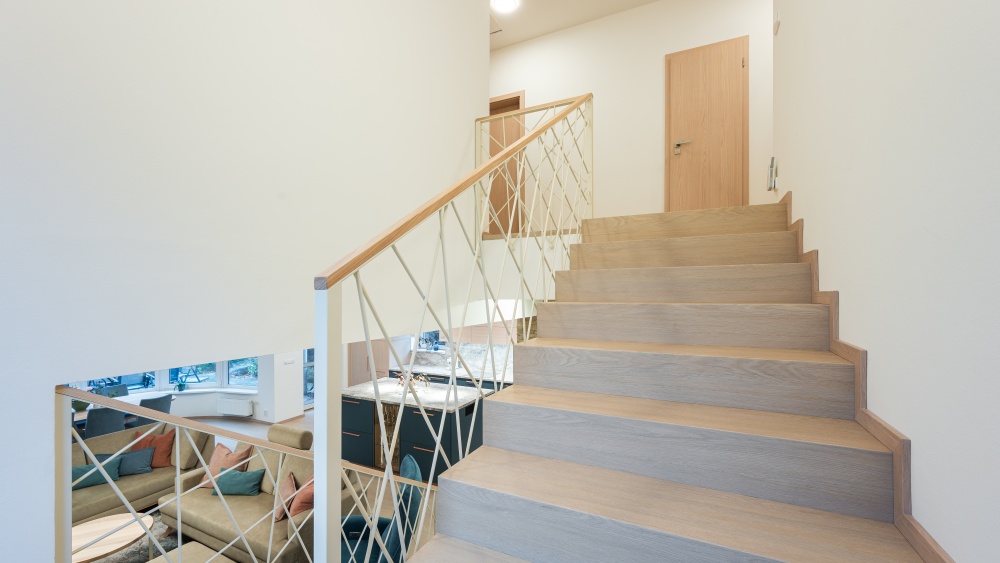 atypické schodiště, kovové zábradlí, vinylové schody