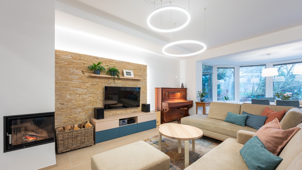 moderní krb, kamenný obklad, sedačka polstrin