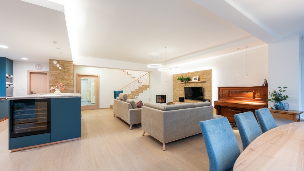 vinotéka, kamenný obklad, polstrin židle