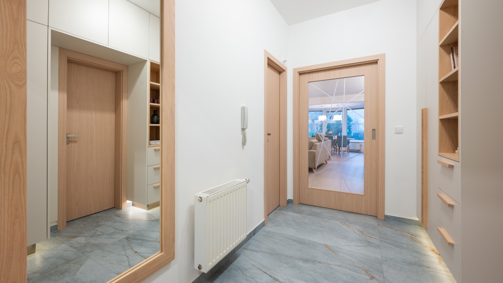 mramor, podsvícení, nábytek z masivu