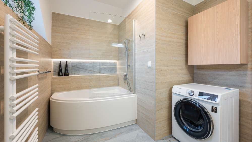 podsvícení, šedý mramor, kulatá vana