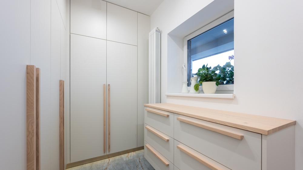 nábytek z masivu, mramor, podsvícení, dřevěné doplňky