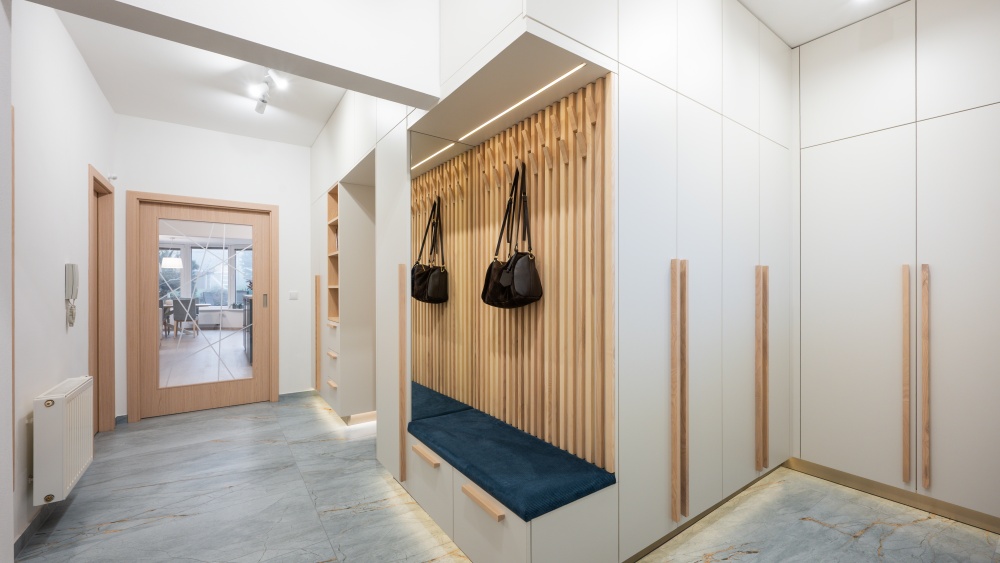 útulná předsíň, nábytek z masivu, mramor, podsvícení 