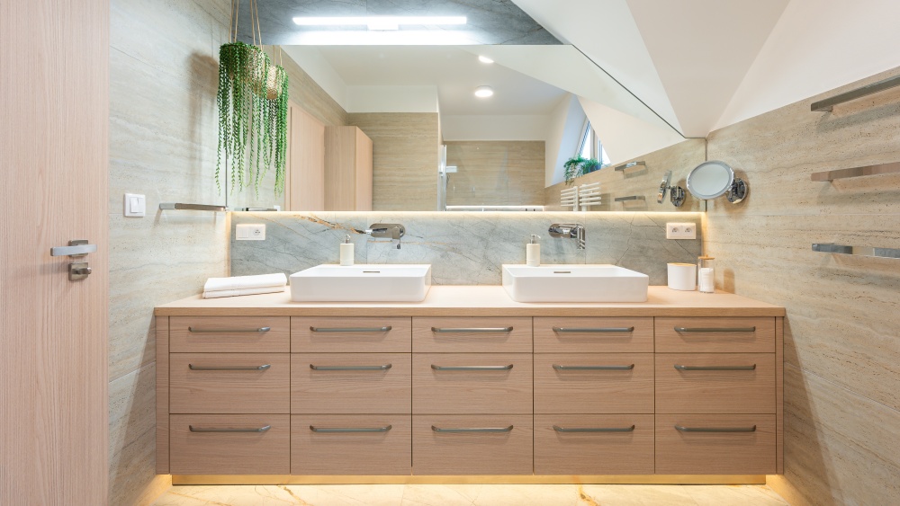 podsvícená světla, mramor, kovové doplňky