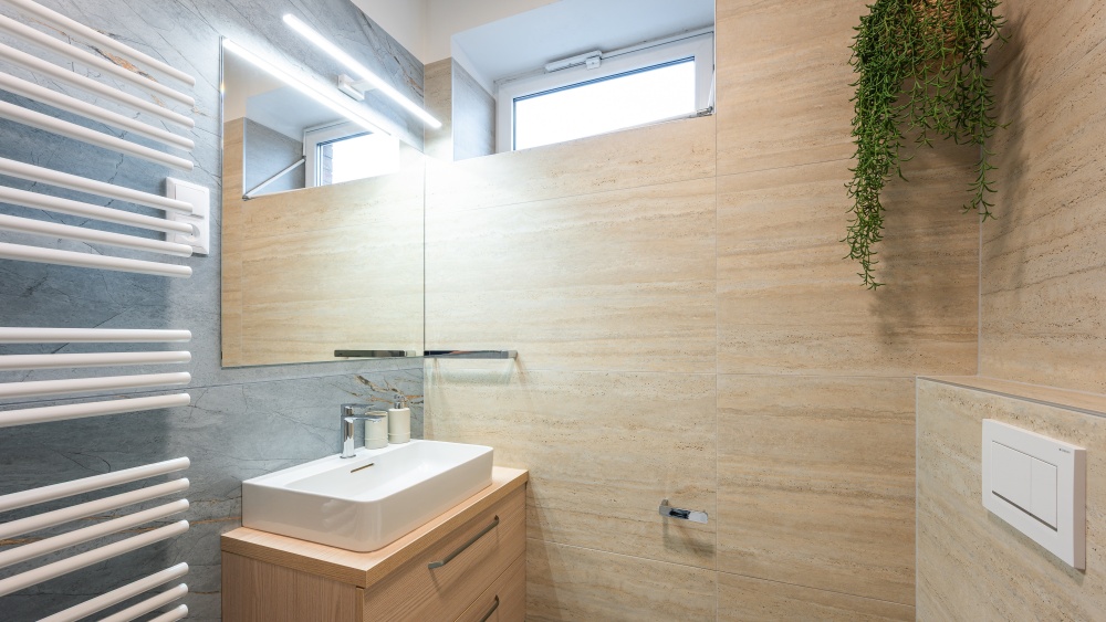 modrý mramor, nábytek z masivu, kovové doplňky