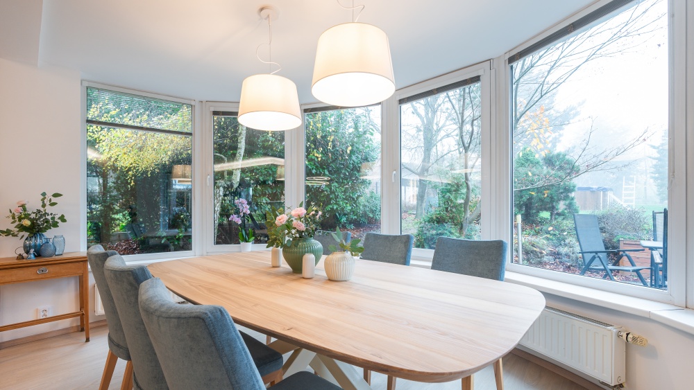 jasanový stůl, polstrin židle, nábytek z masivu