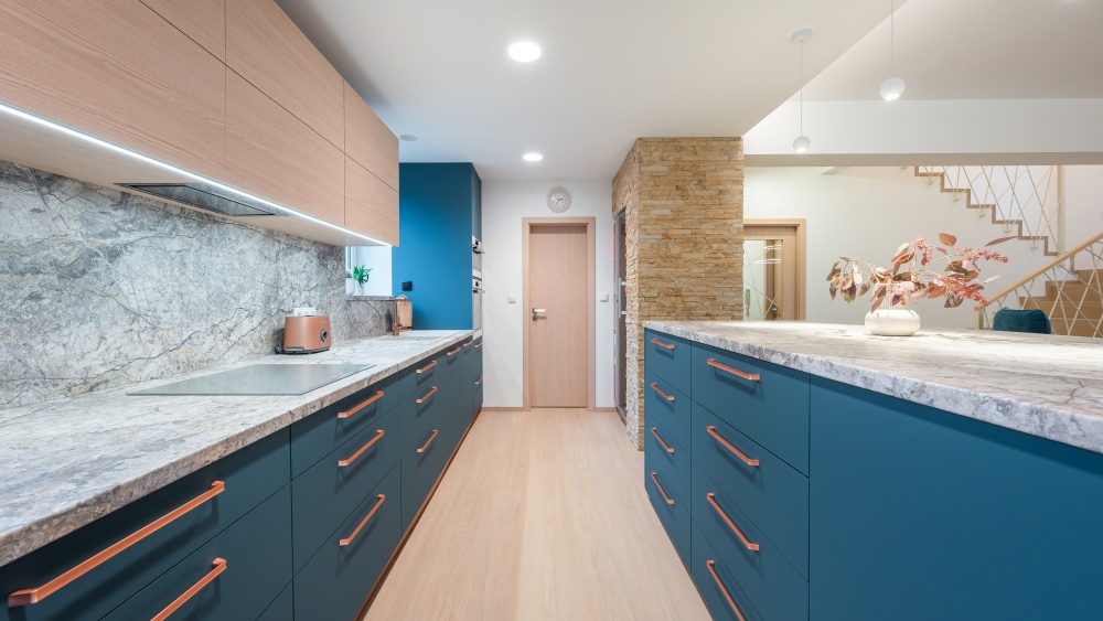 podsvícení, měděné doplňky, tyrkysová kuchyň