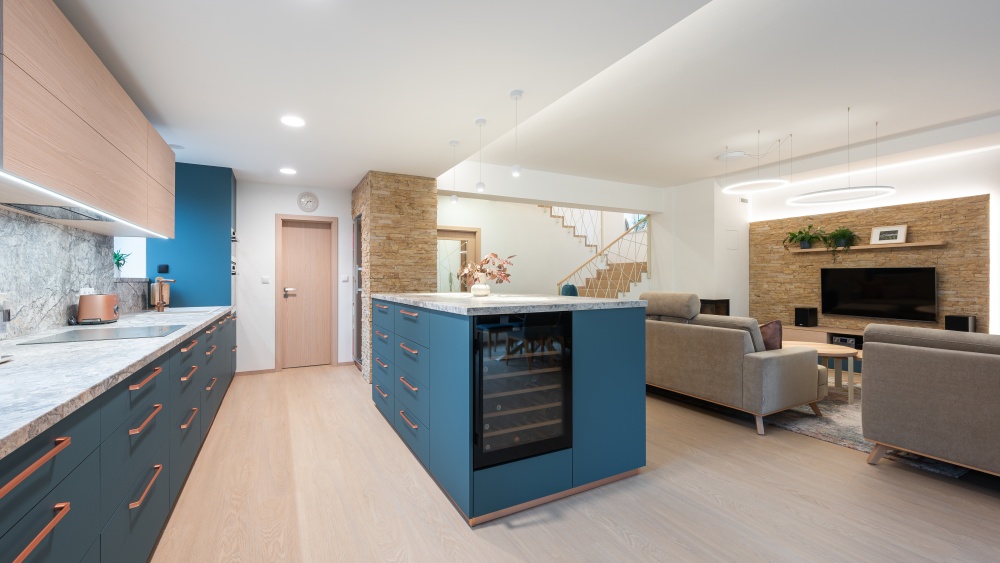 vinotéka, petrolejová kuchyň, kamenný obklad