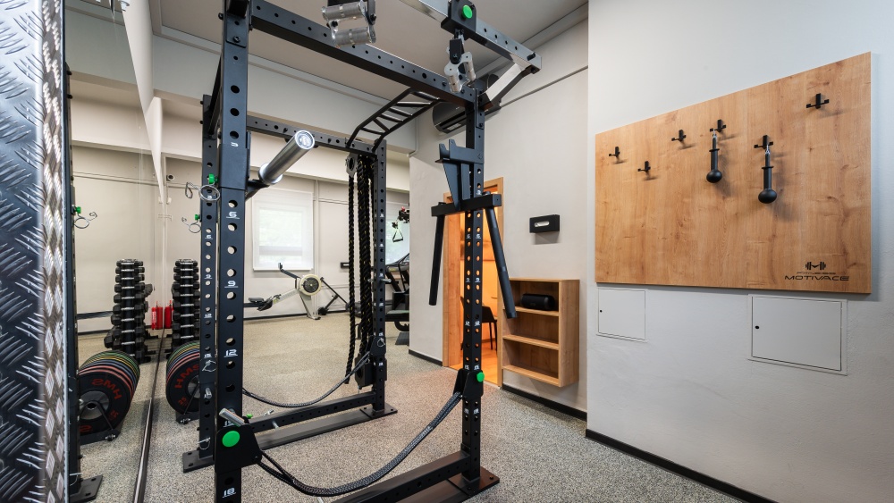 posilovna, privátní fitness, dřevěné doplňky 