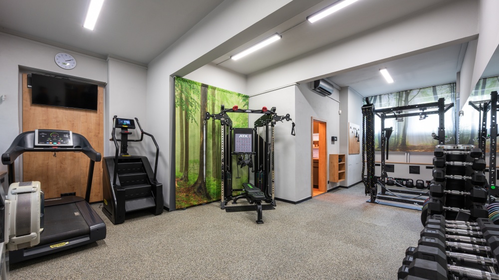 posilovna, privátní fitness, dřevěné doplňky 
