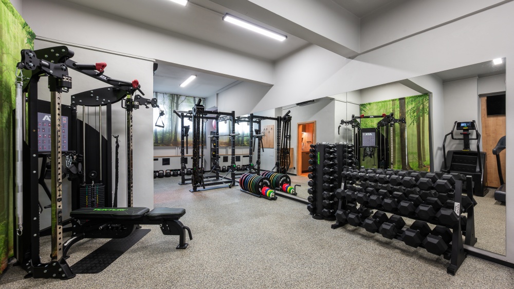 posilovna, privátní fitness, dřevěné doplňky 