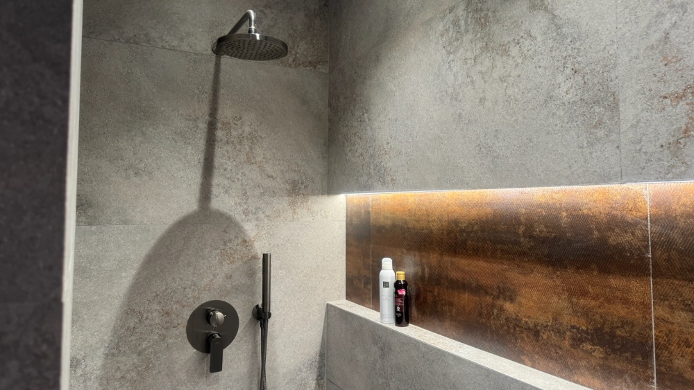 kamenné kachličky, rezavé kachličky, černé spotřebiče 