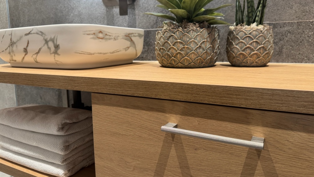 mramorové umyvadlo, dřevěné skříňky, mozaiková úchytka