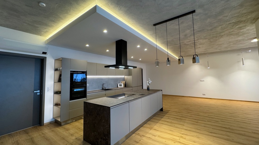 šedá kuchyně, černé spotřebiče, podsvícení, kamenná kuchyňská linka