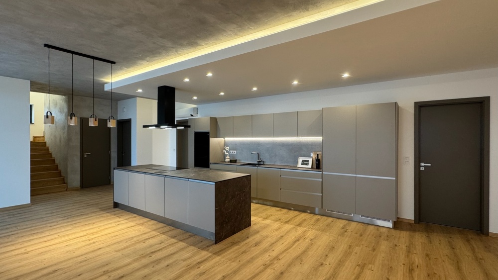 šedá kuchyně, černé spotřebiče, podsvícení, kamenná kuchyňská linka, šedá stěrka