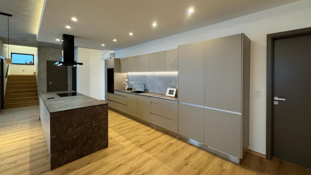 mramorová deska, šedá kuchyň, šedá stěrka 