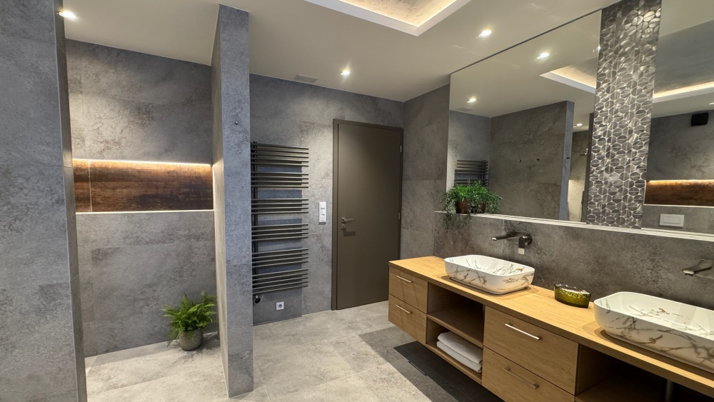 mramorové umyvadlo, dřevěné skříňky, kamenné kachličky, barevný sušák na ručníky, abstraktní kachličky