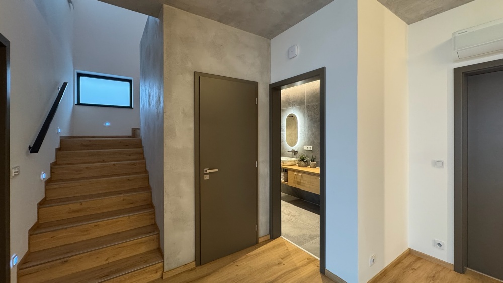 dřevěné schody, matné dveře, podsvícení